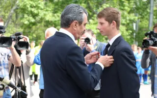 Меняйло вручил «Горячее сердце» двоим севастопольским школьникам