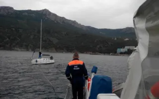Пограничники спасли яхту без руля, уносимую штормом на скалы 
