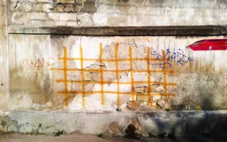 Уличный художник «лечит» Севастополь зелёнкой и йодом