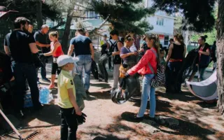 Севастопольцы навели порядок в парке возле Детского комплекса