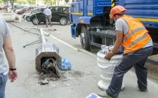 Возле музея ЧФ рухнул столб: чудом обошлось без жертв