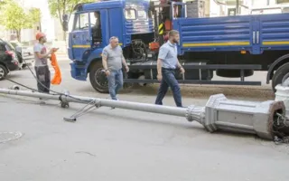Возле музея ЧФ рухнул столб: чудом обошлось без жертв