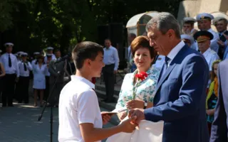 Меняйло вручил паспорта юным севастопольцам в День России