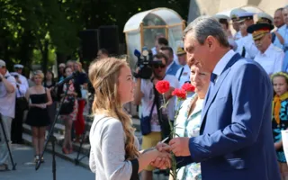 Меняйло вручил паспорта юным севастопольцам в День России