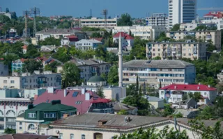 Центр Севастополя «свысока»: соседство недостроев и памятников
