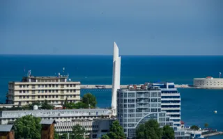 Центр Севастополя «свысока»: соседство недостроев и памятников
