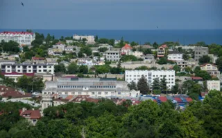 Центр Севастополя «свысока»: соседство недостроев и памятников