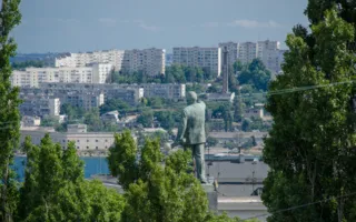 Центр Севастополя «свысока»: соседство недостроев и памятников