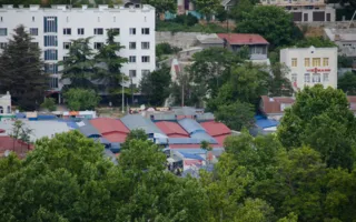 Центр Севастополя «свысока»: соседство недостроев и памятников