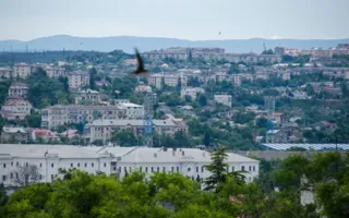 Центр Севастополя «свысока»: соседство недостроев и памятников