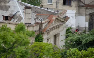 Центр Севастополя «свысока»: соседство недостроев и памятников