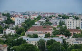 Центр Севастополя «свысока»: соседство недостроев и памятников