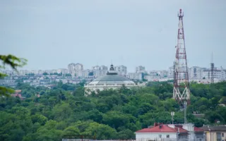 Центр Севастополя «свысока»: соседство недостроев и памятников