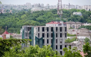 Центр Севастополя «свысока»: соседство недостроев и памятников