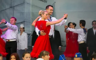 В День города Севастополя платья превращались... в цвета флага РФ