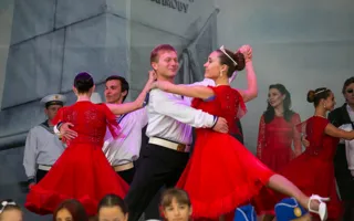 В День города Севастополя платья превращались... в цвета флага РФ