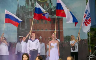В День города Севастополя платья превращались... в цвета флага РФ