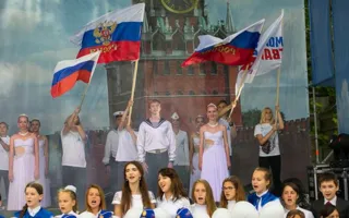В День города Севастополя платья превращались... в цвета флага РФ
