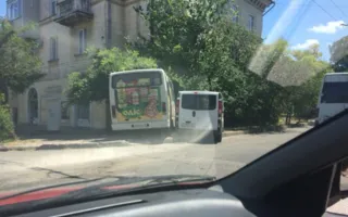 Пассажирский автобус чуть не врезался в жилой дом