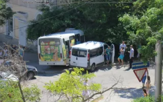 Пассажирский автобус чуть не врезался в жилой дом