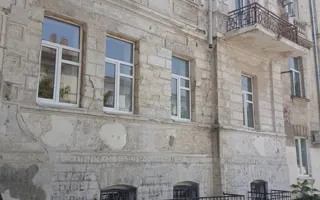 Фасад детской поликлиники на Ленина разрушается