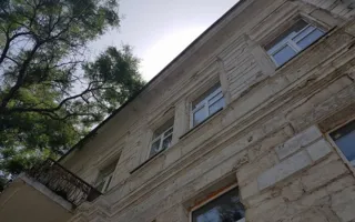 Фасад детской поликлиники на Ленина разрушается
