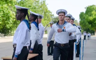 В «Нахимке» выпустили офицеров и иностранных специалистов