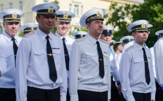 В «Нахимке» выпустили офицеров и иностранных специалистов