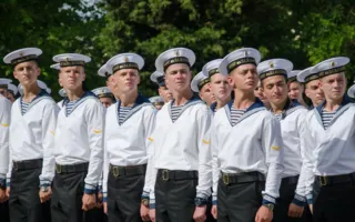 В «Нахимке» выпустили офицеров и иностранных специалистов