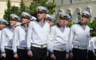 В «Нахимке» выпустили офицеров и иностранных специалистов