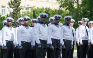 В «Нахимке» выпустили офицеров и иностранных специалистов