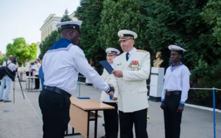 В «Нахимке» выпустили офицеров и иностранных специалистов