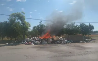 Огромные клубы дыма над Дергачами: загорелась свалка