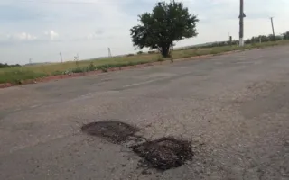 Керчане сами латают дороги — фотофакт