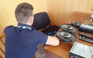 Четверо подростков подозреваются в серии краж из авто, а также мопедов