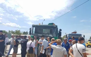Жители проспекта Победы не давали установить забор застройщику