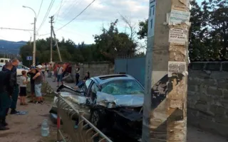 ДТП в Перевальном: «Фольксваген» всмятку, грузовик перевернулся
