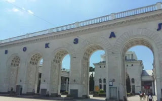 Железнодорожный вокзал Симферополя пуст в разгар сезона