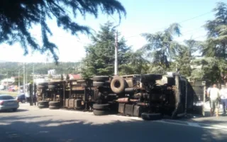 Гружёный вином грузовик опрокинулся в районе Алушты
