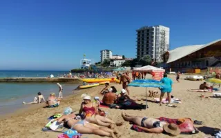 Туристы едут в Крым несмотря ни на что: фотоотчёт с пляжа