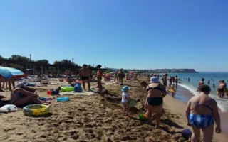 Туристы едут в Крым несмотря ни на что: фотоотчёт с пляжа