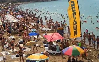 Пляжи Крыма похожи на муравейник от количества туристов. Фотофакты
