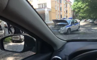  Иномарка «легла» на крышу от удара с машиной полиции в Симферополе
