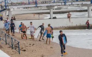 На севастопольском пляже бодибордеры спасли мужчину