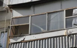В Крыму дерево рухнуло на жилой дом и повредило газовую трубу