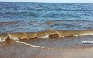 Странные пятна появились на поверхности моря возле Керчи