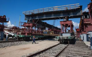 Строители начали сборку судоходных арок Крымского моста