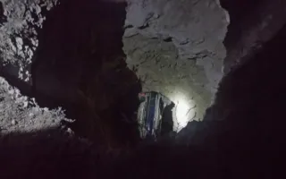 Машина сорвалась с обрыва и застряла на скалах на мысе Тарханкут 