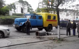 В Севастополе троллейбус «повалил столб» на припаркованное авто