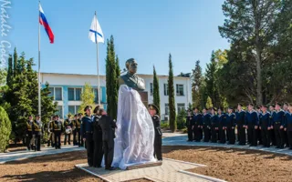 Памятник адмиралу Сергею Горшкову открыт в Севастополе — фото